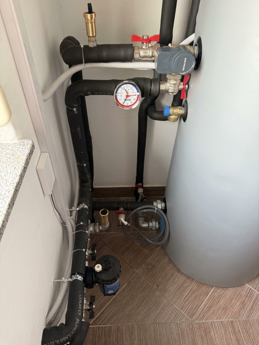 Detalj hidrauličkog razdjelnika i priključaka spremnika